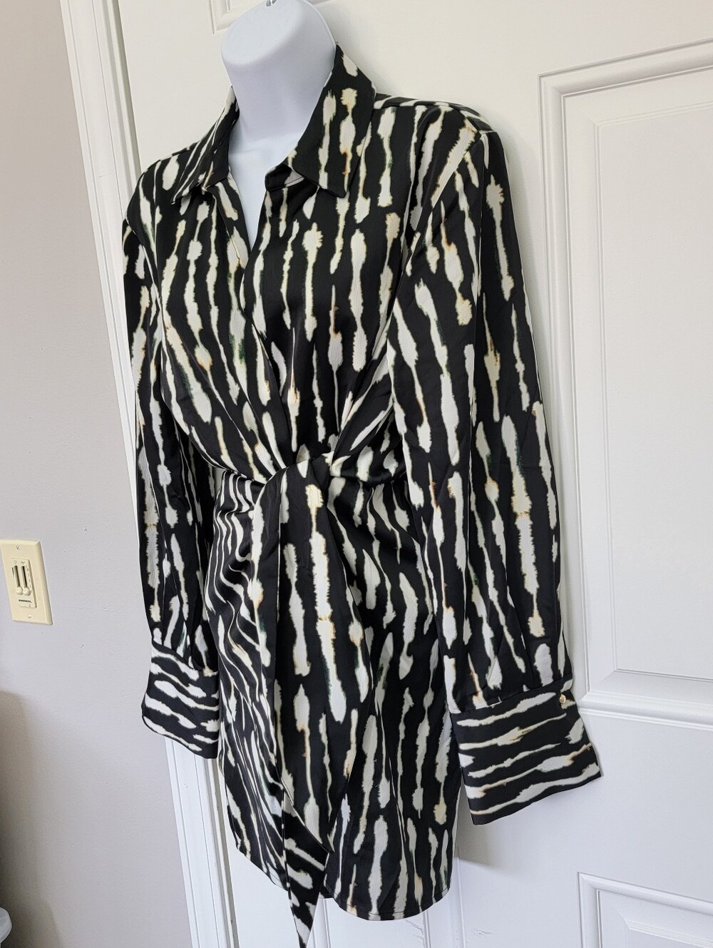 House Of Harlow 1960 X Revolve Satin Wrap Dress Long Sleeve Black White Medium - Picture 4 of 12